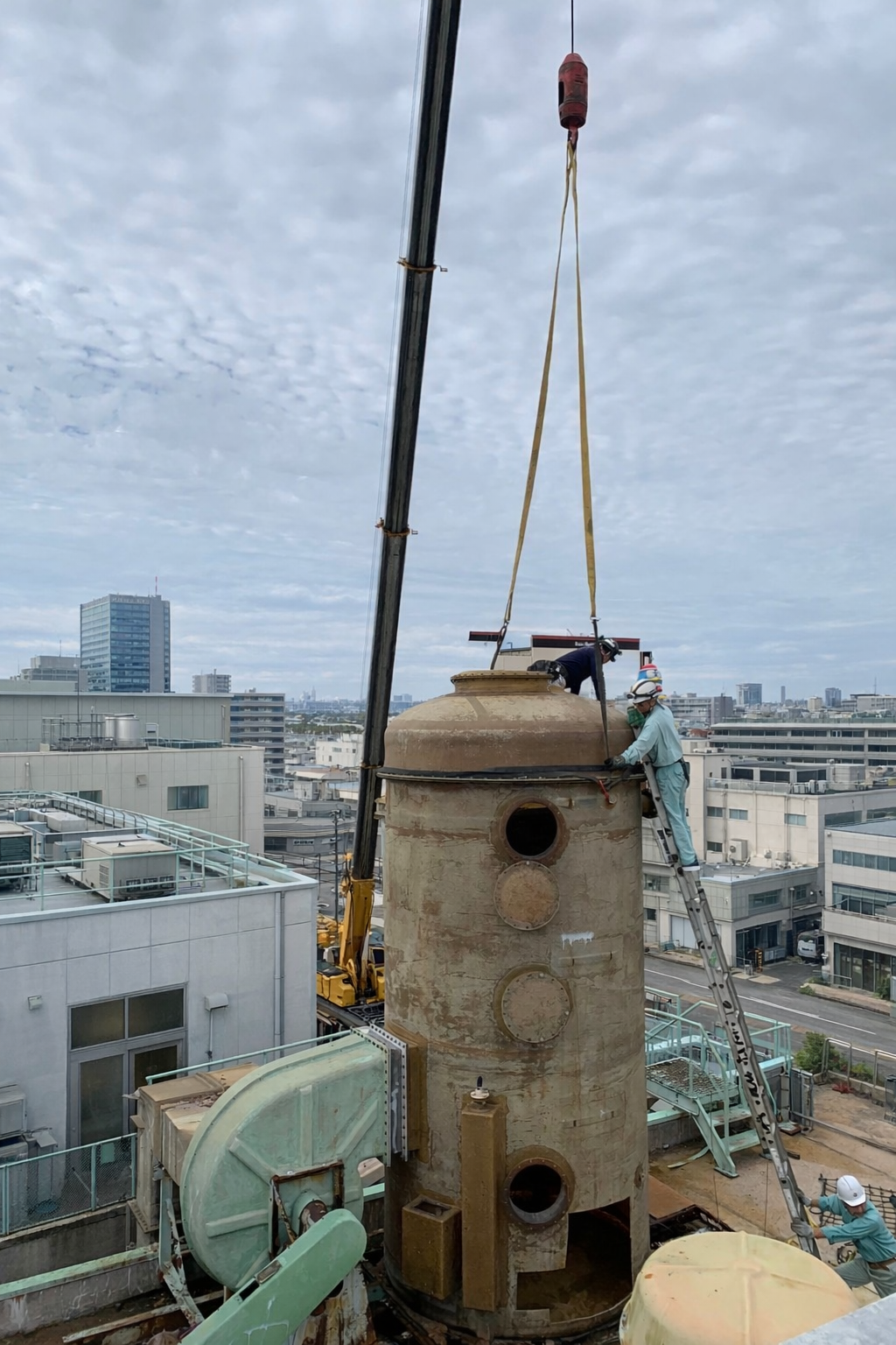 FRP薬液タンクの撤去・運搬作業